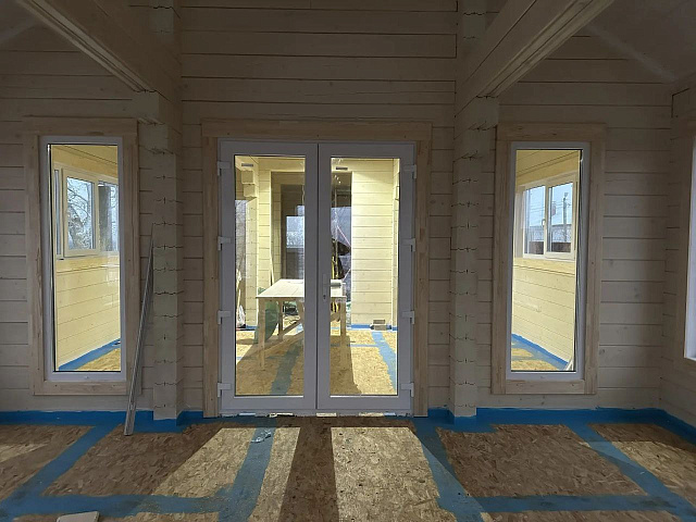 Установка окон и двухпольной ПВХ-двери в доме из сухого профилированного бруса 190 мм с учётом тёплого пола  - эксперт Алексей Павельев, ШУВОЕ